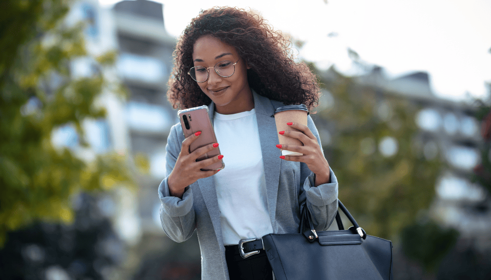 Femme qui utilise son telephone dans la rue