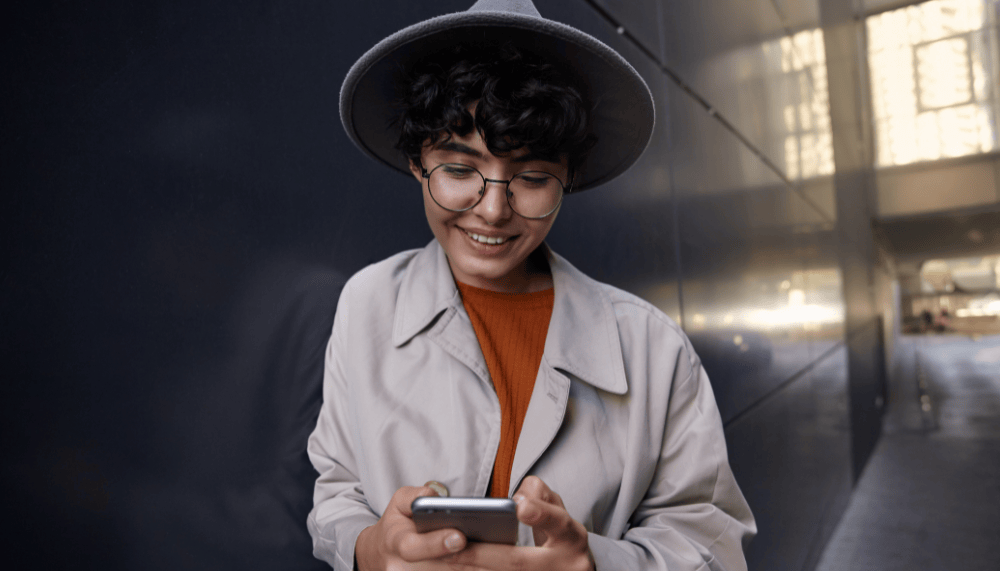 Femme qui utilise son telephone