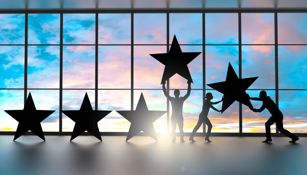 Hommes qui deplacent des etoiles d avis client